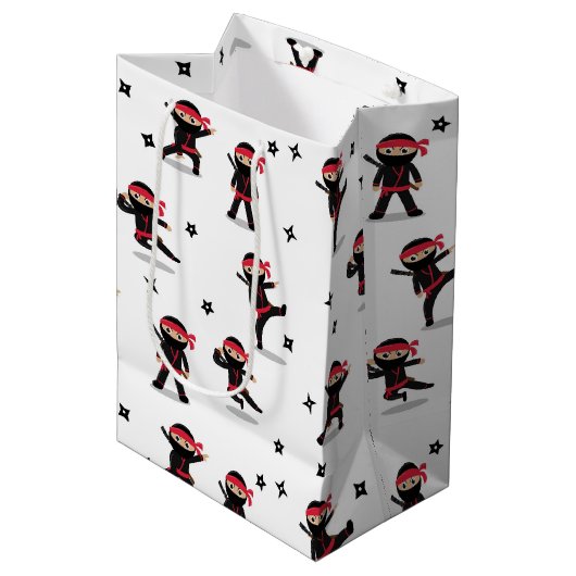 Niedliches Ninja Warrior Kids Black & Red Pattern Mittlere Geschenktüte (Vorderseite Schrägansicht)