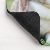 Niedliches Ohrkaninchen im Gras mit Karotte Mousepad (Ecke)