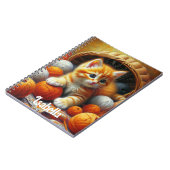 Niedliches Orange- und White Kitten-Spiel im Garn Notizblock (Linke Seite)