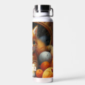 Niedliches Orange- und White Kitten-Spiel im Garn Trinkflasche (Rückseite)