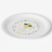 Niedliches Osterkichel mit Blume auf weißem Hinter Pappteller (Schrägansicht)