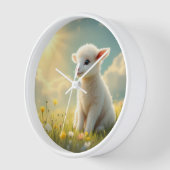 Niedliches Osterlamm in einem Kinderzimmer auf der Uhr (Winkel)