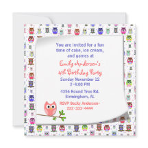 Niedliches Owl auf einem Zweig Einladung zum Gebur