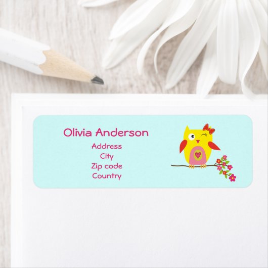 Niedliches Owl auf Verzweigung mit rosa Blume Pers (Insitu)