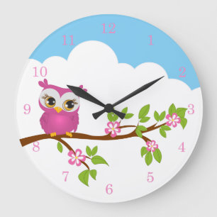 Niedliches Owl Girl an einer Zweigmauer Große Wanduhr