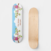 Niedliches Owl Girl auf einem Skateboard (Vorderseite)