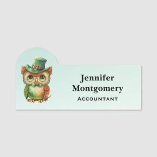Niedliches Owl in einem grünen Top Hat Namensschild