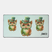 Niedliches Owl in einem grünen Top Hat Schreibtischunterlage (Vorderseite)