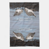 Niedliches Paar Sanderlings Sandpipers Shares a Me Küchentuch (Vertikal)