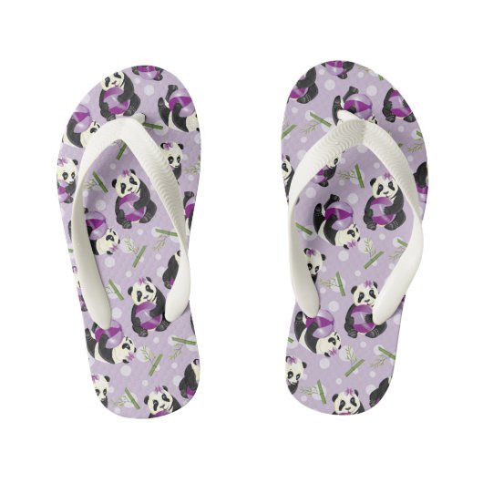 Niedliches Panda Bear Baby Girl Playing Ball Kinderbadesandalen (Fußbett)