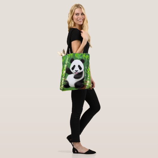 Niedliches Panda im Bambuswald Tasche (Am Model)