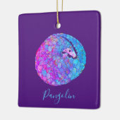 Niedliches Pangolin lila Keramikornament (Links)