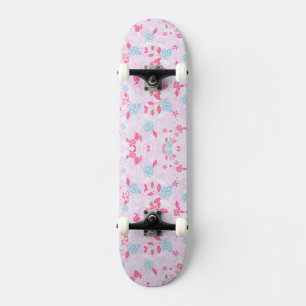 Niedliches pastellfarbenes Blumenmuster Niedriger Skateboard