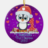 Niedliches Penguin Baby's First Christmas Lila Keramik Ornament (Vorne)