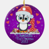 Niedliches Penguin Baby's First Christmas Lila Keramik Ornament (Hinten)