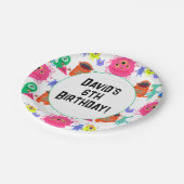 Niedliches Personalisiertes, hellfarbenes Monster Pappteller (Schrägansicht)