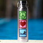 Niedliches Personalisiertes Schwimmer Liebe Schwim Trinkflasche<br><div class="desc">Liebe Schwimmbad Wasserflasche für Schwimmer. Niedliches Geschenk mit einem Friedensschild,  Herz und einer Person im Schwimmteam,  die sich über Ihrem eigenen Text in Blau befindet.</div>