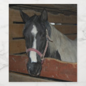 Niedliches Pferd in einer Scheune Weinetikett (Einzelnes Label)