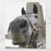 Niedliches Pferd vor einer Scheune Weinetikett (Einzelnes Label)