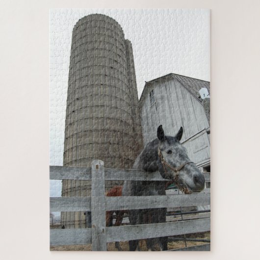 Niedliches Pferd vor Silo Puzzle (Vertikal)