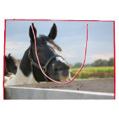 Niedliches Pferdekauen auf einem Zaun Große Geschenktüte (Rückseite)