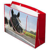 Niedliches Pferdekauen auf einem Zaun Große Geschenktüte (Rückseite Schrägansicht)