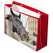 Niedliches Pferdekauen auf einem Zaun Große Geschenktüte (Vorderseite Schrägansicht)