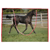 Niedliches Pferdekauen auf einem Zaun Große Geschenktüte (Rückseite)