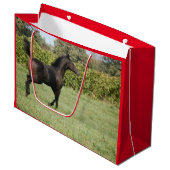 Niedliches Pferdekauen auf einem Zaun Große Geschenktüte (Vorderseite Schrägansicht)