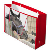 Niedliches Pferdekauen auf einem Zaun Große Geschenktüte (Vorderseite Schrägansicht)