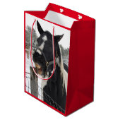 Niedliches Pferdekauen auf einem Zaun Mittlere Geschenktüte (Rückseite Schrägansicht)