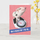 Niedliches Piglet auf einer Skala von 1 bis 10 Geb Karte (Gelbe Blume)