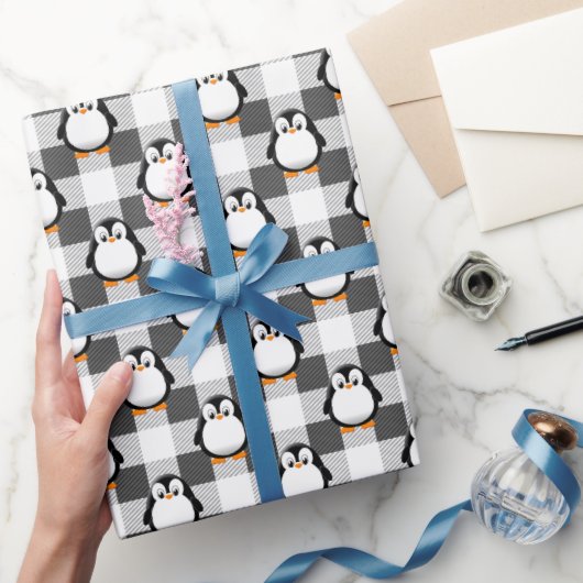 Niedliches Pinguin Kariertes Muster in Schwarz-wei Geschenkpapier (Schenken)
