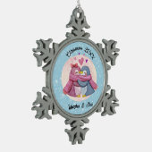 Niedliches Pinguin-Paar für Ferien Schneeflocken Zinn-Ornament (Links)