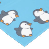 Niedliches Pinguin Winter Kindergeburtstag Party Tischdecke (Schrägansicht)