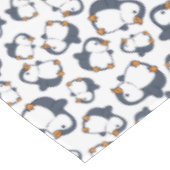 Niedliches Pinguin Winter Kindergeburtstag Party Tischdecke (Schrägansicht)