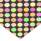 Niedliches Pink Neon Lime Green Polka Dots Muster Kurzer Tischläufer (Ecke)