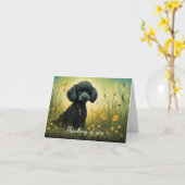Niedliches Poodle in der Wiese denken Sie Karte (Gelbe Blume)
