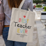 Niedliches PTA-Geschenk | Bester Lehrer je Tragetasche<br><div class="desc">Dankeschön mit dieser Tasche Geschenktasche für Lehrer mit einem niedlichen roten Herz,  den Worten "Bester Lehrer je" in einem bunten typografischen Design,  ihren Namen und das Jahr.</div>