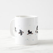 Niedliches Puffinsfliegen Kaffeetasse (Vorderseite Links)
