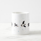 Niedliches Puffinsfliegen Kaffeetasse (Mittel)