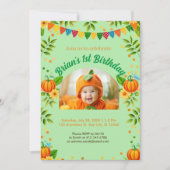 niedliches Pumpkinherbstkind im ersten Party Einladung (Vorderseite)