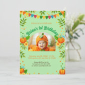 niedliches Pumpkinherbstkind im ersten Party Einladung (Stehend Vorderseite)