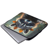 Niedliches Raccoon bei Herbstlauben Personalisiert Laptopschutzhülle (Vorne Knopf)