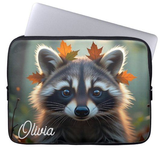 Niedliches Raccoon bei Herbstlauben Personalisiert Laptopschutzhülle (Vorderseite)