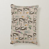 Niedliches Raccoon im Pinienwaldmuster Dekokissen (Rückseite(Vertikal))