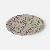 Niedliches Raccoon im Pinienwaldmuster Pappteller (Schrägansicht)