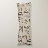 Niedliches Raccoon im Pinienwaldmuster Seitenschläferkissen (Rückseite (Vertikal))