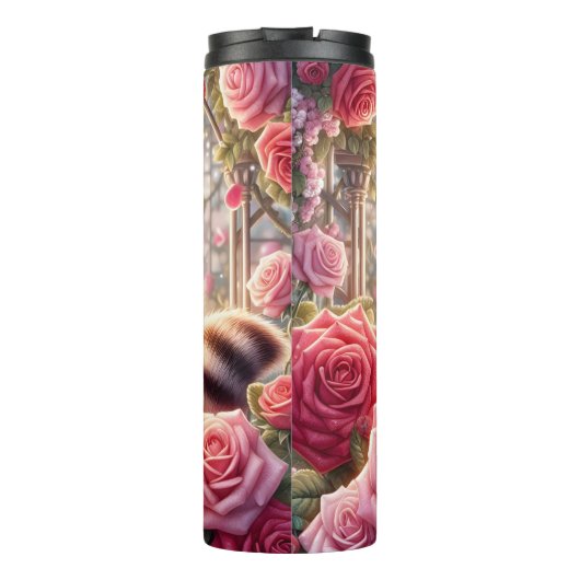 Niedliches Raccoon im Rose Thermosbecher (Rückseite)