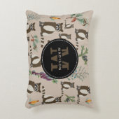 Niedliches Raccoon in Pinienwaldmuster Monogramm Dekokissen (Vorderseite(Vertikal))